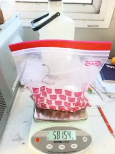 Bilancia elettronica professionale che mostra il peso di 5815,4 grammi di materiale prelevato dal sito fotovoltaico.