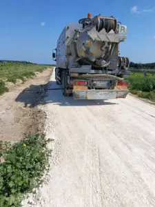Autobotte per l'irrorazione di acqua su materiale arido stabilizzato per ottimizzare la compattazione del sottofondo stradale.