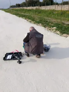 Geologo della ditta Geoscan impegnato nel prelievo di materiale per prova voluminometrica.